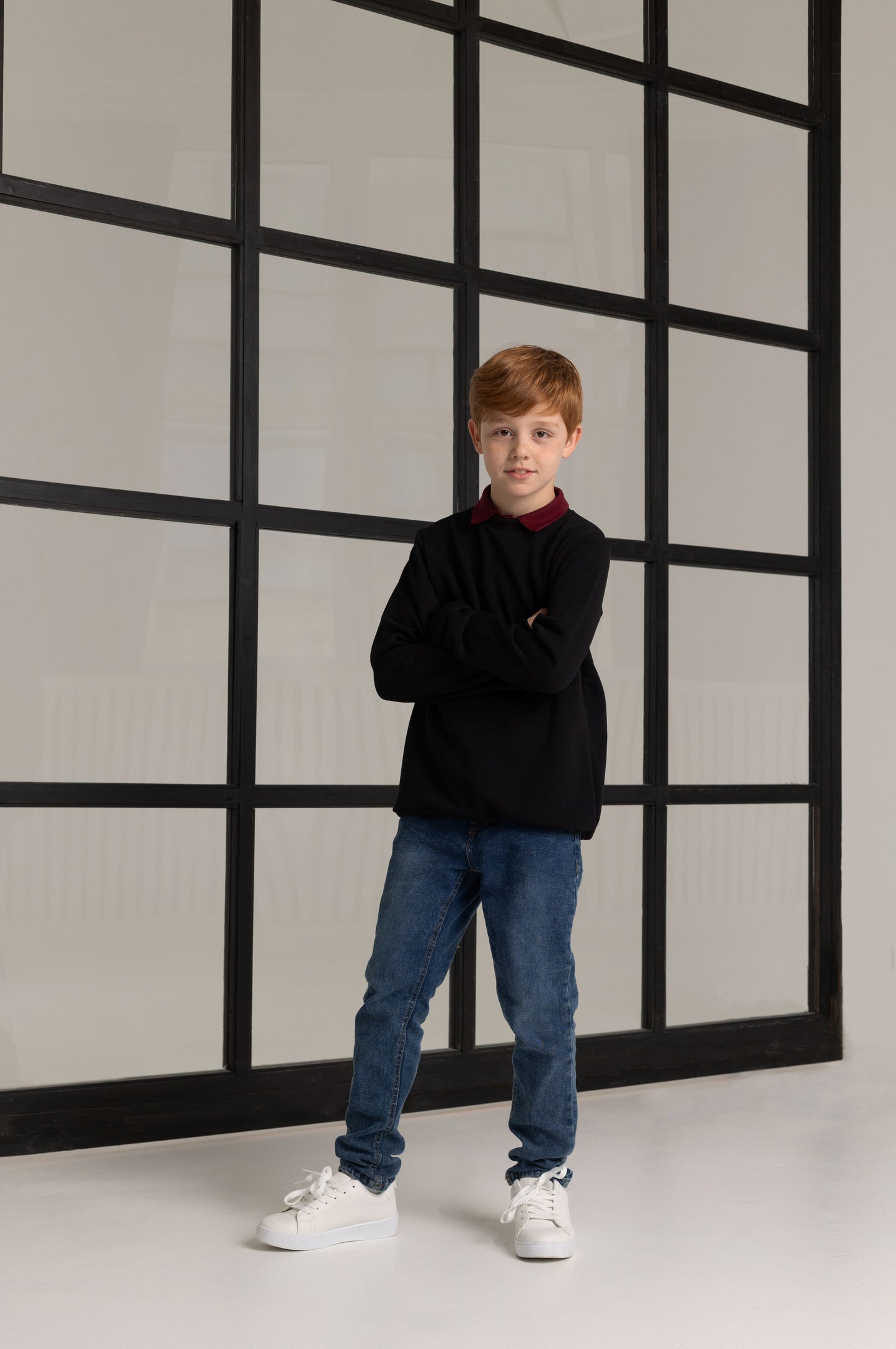 Mokyklinis juodas uždaras unisex džemperis