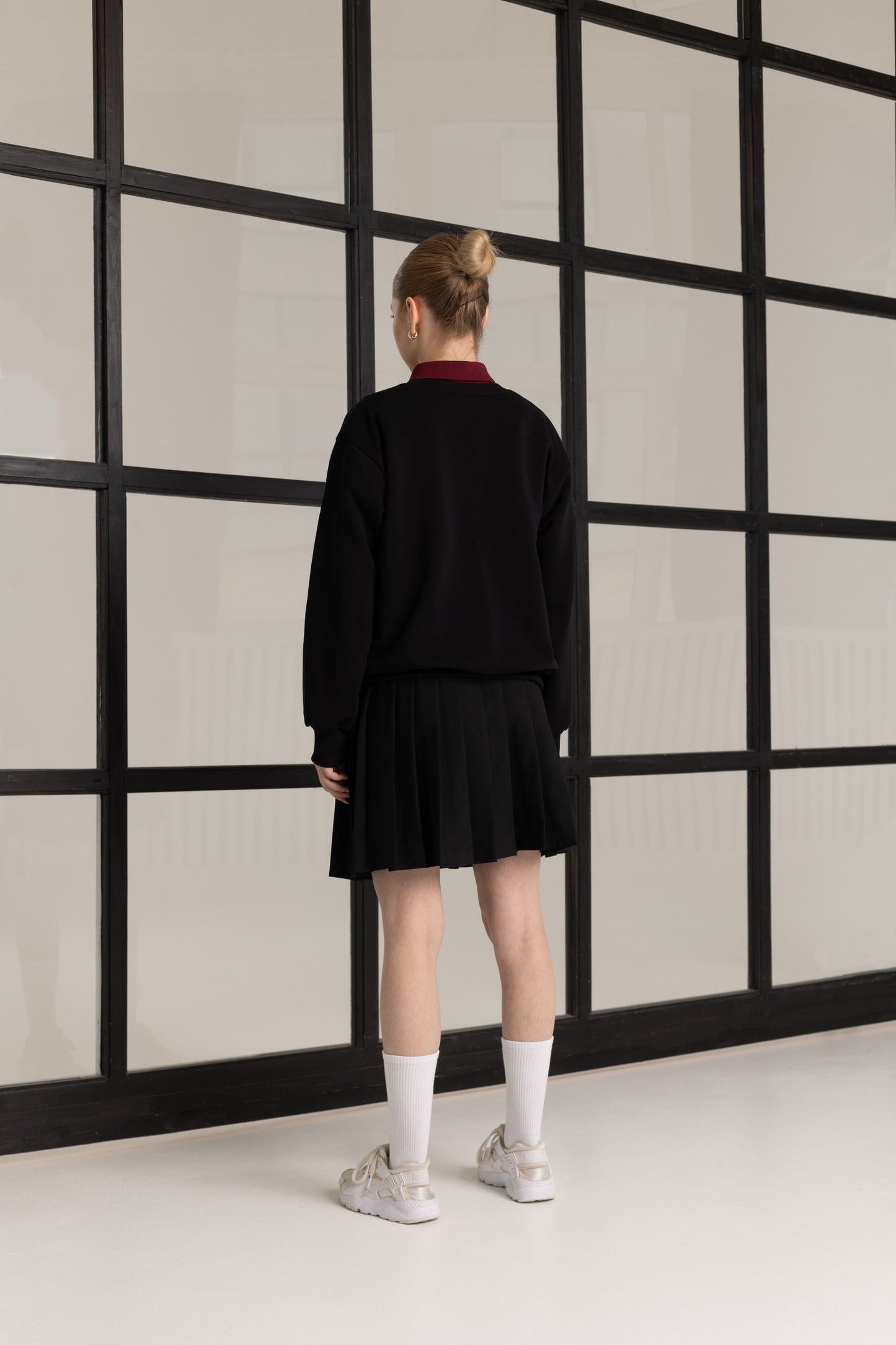 Mokyklinis juodas uždaras unisex džemperis dideliems